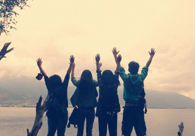 现场观众热情高涨，为自己支持的球队呐喊助威！