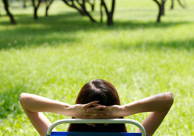 现场观众热情高涨，为自己支持的球队呐喊助威！