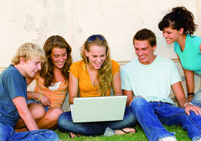 现场观众热情高涨，为自己支持的球队呐喊助威！